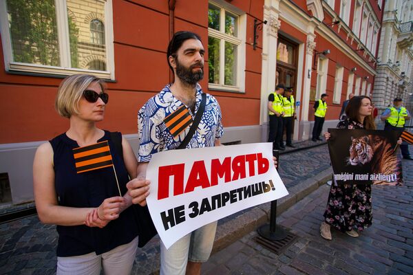 Людей в Латвии уже запретили, но ленту не запретят! Акция протеста у Сейма в Риге Людей в Латвии уже запретили, но ленту не запретят! Акция протеста у Сейма в Риге - Sputnik Латвия