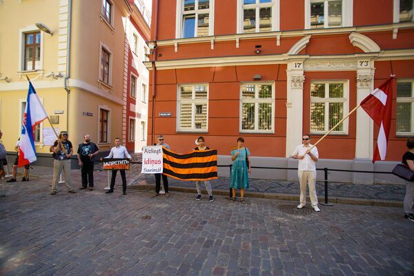 Людей в Латвии уже запретили, но ленту не запретят! Акция протеста у Сейма в Риге Людей в Латвии уже запретили, но ленту не запретят! Акция протеста у Сейма в Риге - Sputnik Латвия