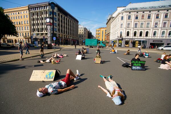 Rūpniecība valstī ir nogalināta, tagad nojauciet reaktoru: Rīgā protestēja ekoaktīvisti Rūpniecība valstī ir nogalināta, tagad nojauciet reaktoru: Rīgā protestēja ekoaktīvisti - Sputnik Latvija