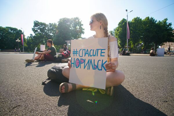 Rūpniecība valstī ir nogalināta, tagad nojauciet reaktoru: Rīgā protestēja ekoaktīvisti Rūpniecība valstī ir nogalināta, tagad nojauciet reaktoru: Rīgā protestēja ekoaktīvisti - Sputnik Latvija