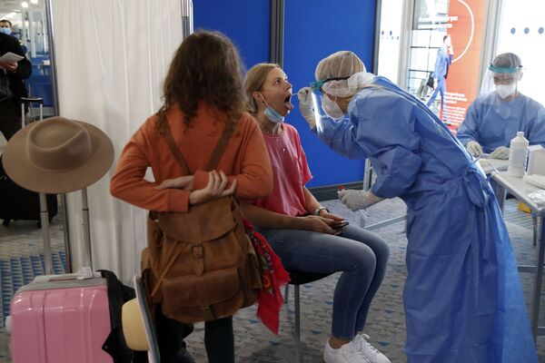 Прибывшую из Катара пассажирку тестируют на коронавирус в международном аэропорту Элефтериос Венизелос в Афинах - Sputnik Латвия