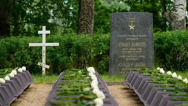 На советском воинском кладбище в Тушки прошла церемония перезахоронения 66 воинов, рядовых и сержантов, погибших от ран в Курляндском котле - Sputnik Латвия