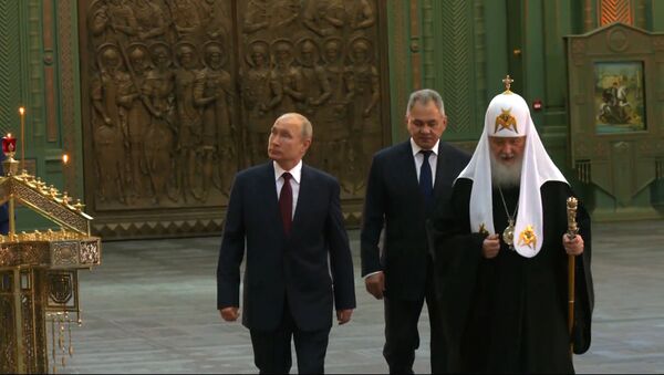 Путин посетил возведенный к годовщине Победы главный храм Вооруженных сил России - Sputnik Латвия