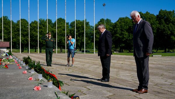 В День памяти и скорби 22 июня у монумента Освободителям Риги прошло возложение венков и цветов - Sputnik Латвия