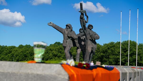 В День памяти и скорби 22 июня у монумента Освободителям Риги прошло возложение венков и цветов  - Sputnik Латвия