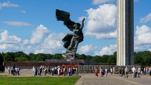 В День памяти и скорби 22 июня у монумента Освободителям Риги прошло возложение венков и цветов  - Sputnik Latvija