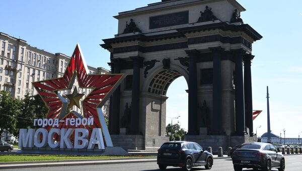 Звезда с надписью город-герой Москва у Триумфальной арки на Кутузовском проспекте в Москве - Sputnik Латвия