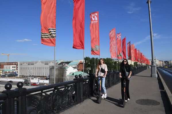 Jaunietes uz skrejriteņiem uz Lielā Akmens tilta Maskavā - Sputnik Latvija