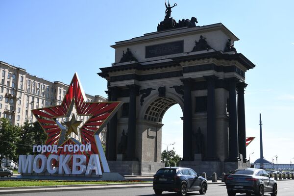 Zvaigzne ar uzrakstu varoņpilsēta Maskava pie Triumfālās arkas Kutuzovskij prospektā Maskavā - Sputnik Latvija