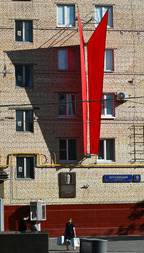 Karogi uz dzīvojamās mājas sienas Kutuzovskij prospektā Maskavā - Sputnik Latvija