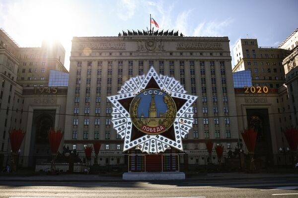 Dekorācija Uzvaras ordeņa veidā pie Aizsardzības ministrijas ēkas Maskavā - Sputnik Latvija