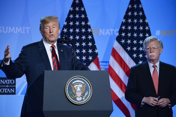 Человек-анекдот: Бышок объяснил реакцию Трампа на мемуары экс-советника Человек-анекдот: Бышок объяснил реакцию Трампа на мемуары экс-советника - Sputnik Латвия