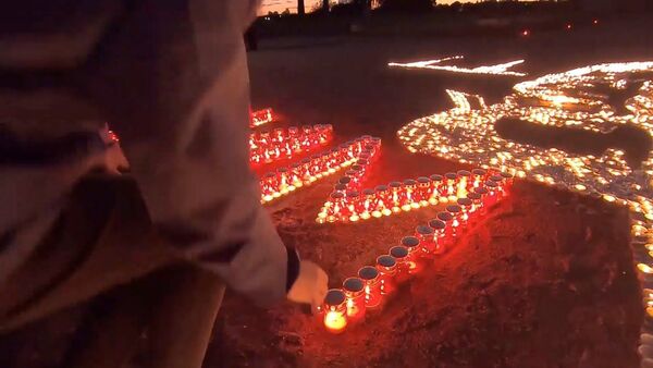 Мы помним: россияне зажгли свечи в память о погибших в Великой Отечественной войне - Sputnik Латвия