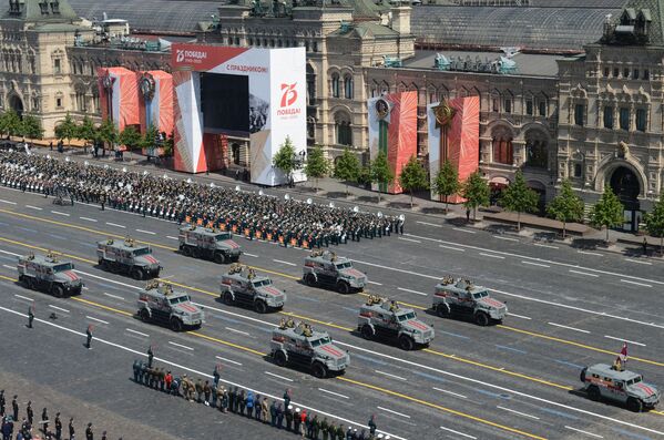 Bruņumašīnas Patruļ un bruņumašīnas Ural militārās parādes laikā par godu Uzvaras Lielajā Tēvijas karā 75. gadadienai - Sputnik Latvija