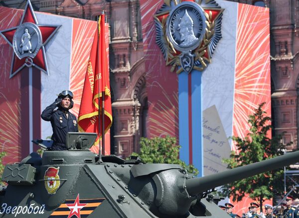 Военнослужащий во время военного парада в ознаменование 75-летия Победы в Великой Отечественной войне 1941-1945 годов на Красной площади в Москве - Sputnik Латвия