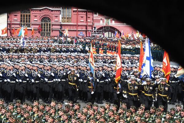 Военнослужащие парадных расчетов во время военного парада в ознаменование 75-летия Победы в Великой Отечественной войне 1941-1945 годов на Красной площади в Москве - Sputnik Латвия