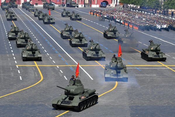 Танки Т-34-85 во время военного парада в ознаменование 75-летия Победы в Великой Отечественной войне 1941-1945 годов на Красной площади в Москве - Sputnik Латвия