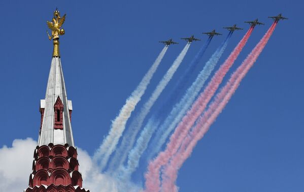 Iznīcinātāji Su-25 militārās parādes par godu Uzvaras Lielajā Tēvijas karā 75. gadadienai aviācijas daļas laikā - Sputnik Latvija