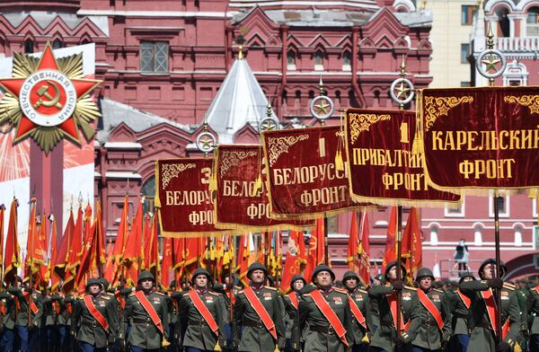 Sarkanajā laukumā Maskavā notika galvenā militārā parāde par godu Uzvaras Lielajā Tēvijas karā 75. gadadienai. - Sputnik Latvija