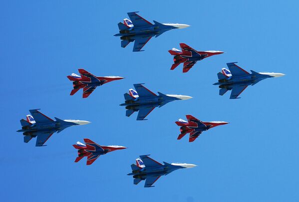 Pilotāžas grupu Russkije vitjazi un Striži iznīcinātāji MiG-29 un Su-30SM militārās parādes laikā par godu Uzvaras Lielajā Tēvijas karā 75. gadadienai - Sputnik Latvija