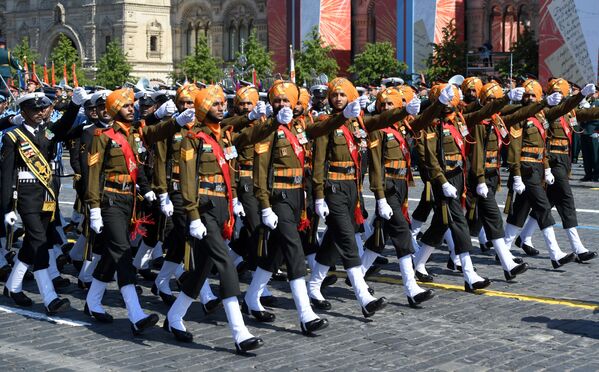 Парадный расчет армии Индии во время военного парада в ознаменование 75-летия Победы в Великой Отечественной войне 1941-1945 годов на Красной площади в Москве - Sputnik Латвия