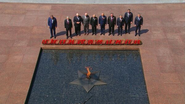 Президент России и главы зарубежных государств пришли к Могиле Неизвестного Солдата - Sputnik Латвия