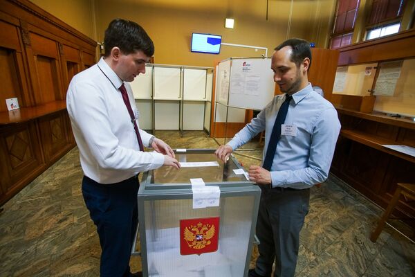 За сильную Россию: россияне в Латвии голосуют по поправкам к Конституции За сильную Россию: россияне в Латвии голосуют по поправкам к Конституции - Sputnik Латвия