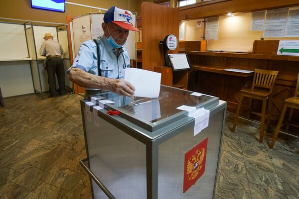 За сильную Россию: россияне в Латвии голосуют по поправкам к Конституции За сильную Россию: россияне в Латвии голосуют по поправкам к Конституции - Sputnik Латвия