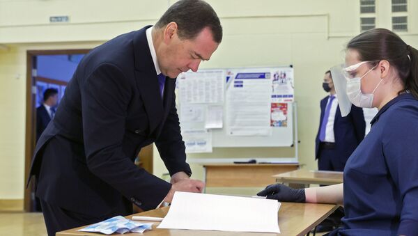 Дмитрий Медведев во время голосования по вопросу принятия поправок в Конституцию РФ - Sputnik Латвия