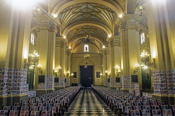 Портреты 5 000 умерших от коронавируса в соборе Лимы в Перу - Sputnik Латвия