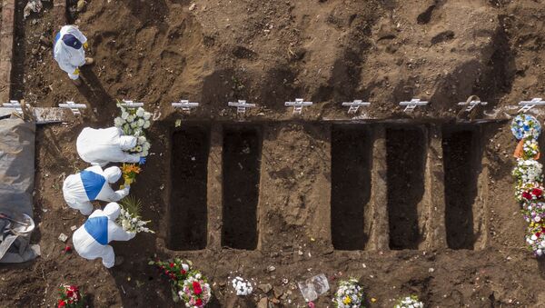 Похороны жертв COVID-19 на кладбище в Сантьяго, Чили - Sputnik Latvija