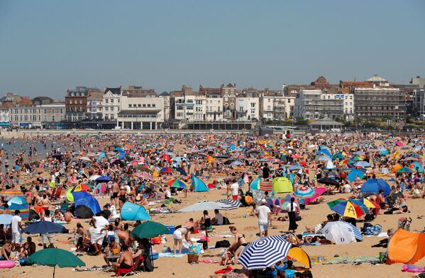 Люди наслаждаются жаркой погодой на пляже в Маргейте, Великобритания - Sputnik Латвия