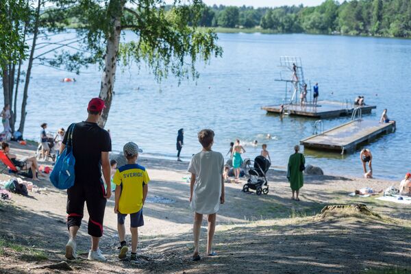 Люди отдыхают на озере Маларен в Стокгольме, Швеция - Sputnik Латвия