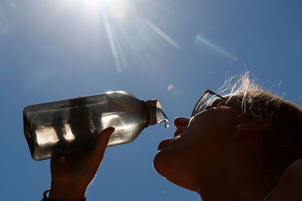 Женщина пьет воду в парке в центре Брюсселя, Бельгия - Sputnik Латвия