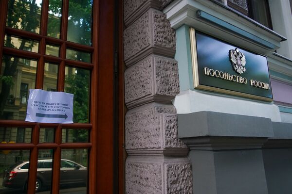 Голосование по вопросу принятия поправок в Конституцию РФ в здании посольства РФ в Латвии - Sputnik Латвия
