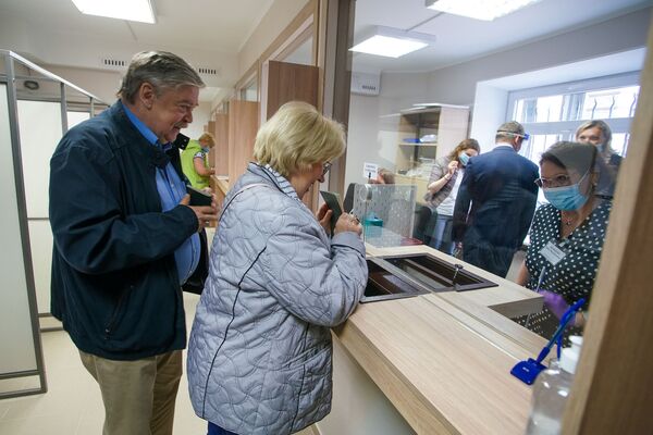 Посол России в Латвии Евгений Лукьянов с супругой голосует на избирательном участке в здании посольства - Sputnik Латвия