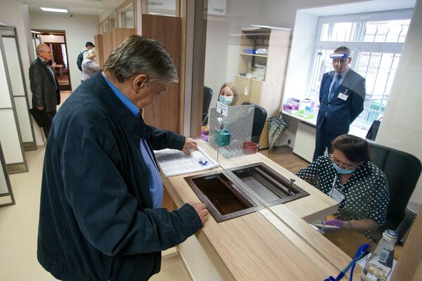 Посол России в Латвии Евгений Лукьянов голосует на избирательном участке в здании посольства - Sputnik Латвия