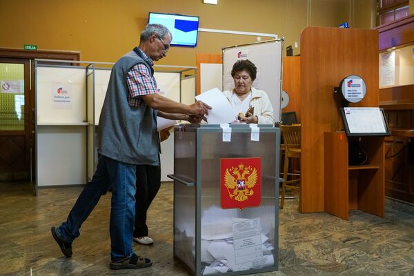 Граждане России во время голосования по вопросу принятия поправок в Конституцию РФ в здании консульского отдела посольства РФ в Латвии Граждане России во время голосования по вопросу принятия поправок в Конституцию РФ в здании консульского отдела посольства РФ в Латвии - Sputnik Латвия