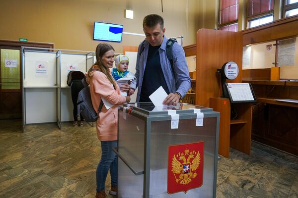 Граждане России во время голосования по вопросу принятия поправок в Конституцию РФ в здании консульского отдела посольства РФ в Латвии Граждане России во время голосования по вопросу принятия поправок в Конституцию РФ в здании консульского отдела посольства РФ в Латвии - Sputnik Латвия