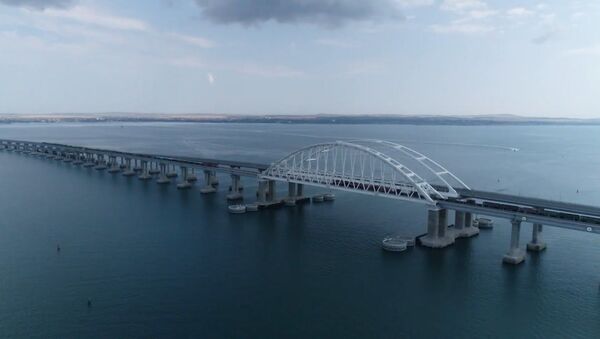 По Крымскому мосту впервые прошли грузовые поезда: какие товары повезут в Крым - Sputnik Латвия