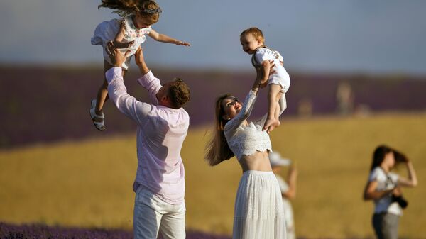 Семья с детьми на лавандовом поле в Крыму - Sputnik Латвия