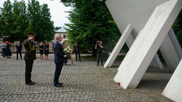 Президент Латвии Эгилс Левитс у мемориала памяти жертв Холокоста - Sputnik Латвия