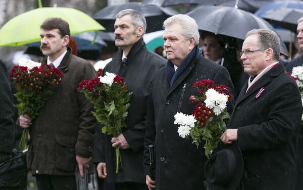 Возложение цветов к памятнику Свободы - Sputnik Латвия