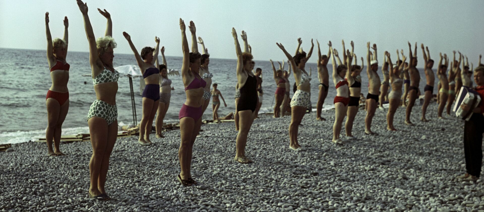 Оздоровительная гимнастика на пляже Туапсе, Краснодарский край, 1963 год - Sputnik Латвия, 1920, 25.04.2021