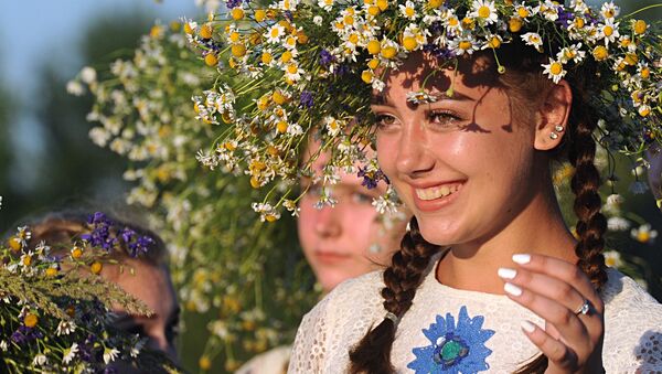 Девушки на празднике Ивана Купалы на берегу залива Припяти в древнем белорусском Турове - Sputnik Латвия