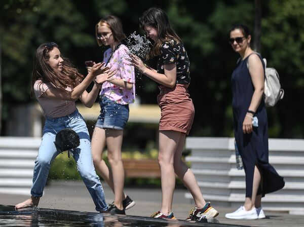 Отдыхающие в парке Горького во время аномальной жары в Москве - Sputnik Латвия