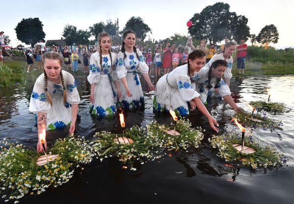 Девушки пускают по воде венки на празднике Ивана Купалы на берегу залива Припяти в древнем белорусском Турове - Sputnik Латвия
