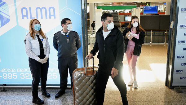 Пассажиры и персонал в терминале прибытия аэропорта Тбилиси - Sputnik Latvija