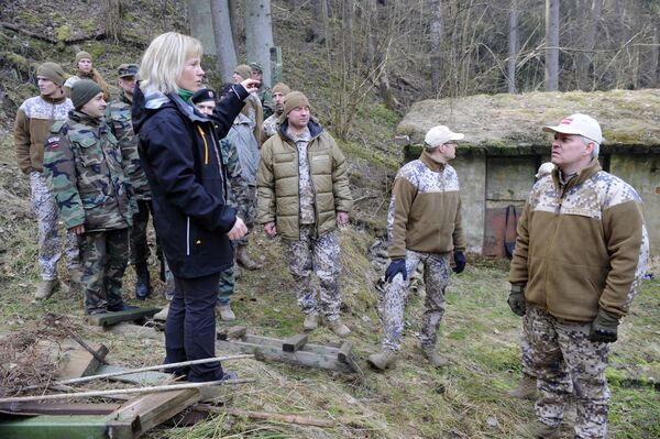 Руководитель природного парка Лигатне Инта Ланге дает указания военнослужащим Руководитель природного парка Лигатне Инта Ланге дает указания военнослужащим - Sputnik Латвия