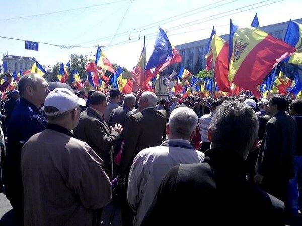 Акция протеста в Кишиневе, 24 апреля 2016 Акция протеста в Кишиневе, 24 апреля 2016 - Sputnik Латвия